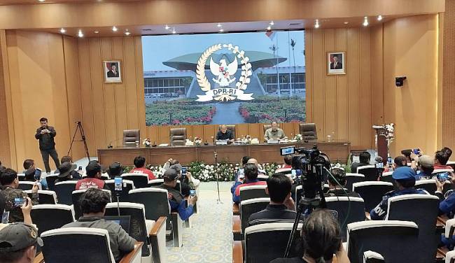 Wakil Ketua DPR RI Saan Mustopa bersama Wakil Ketua DPR RI Cucun Ahmad Syamsurijal saat menerima audiensi sejumlah serikat buruh di kompleks parlemen, Jakarta, Selasa (29/9/2026). (Foto: Antara/Bagus Ahmad R)