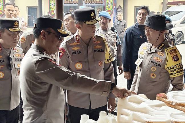 
Wakapolri Komjen Pol Dedi Prasetyo saat mengecek sarpras penanganan karhutla di Palangka Raya, Jumat (11/9/2026). (Foto: Antara/Rajib Rizali)