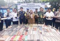 Bea Cukai Sampit musnahkan BKC ilegal senilai Rp1,35 Miliar, Sampit, Selasa (15/9/2026). (Foto: Antara/Devita Maulina)