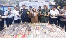 
Bea Cukai Sampit musnahkan BKC ilegal senilai Rp1,35 Miliar, Sampit, Selasa (15/9/2026). (Foto: Antara/Devita Maulina)
