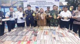 
Bea Cukai Sampit musnahkan BKC ilegal senilai Rp1,35 Miliar, Sampit, Selasa (15/9/2026). (Foto: Antara/Devita Maulina)
