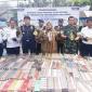 
Bea Cukai Sampit musnahkan BKC ilegal senilai Rp1,35 Miliar, Sampit, Selasa (15/9/2026). (Foto: Antara/Devita Maulina)
