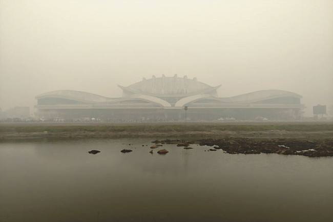 Bandara Tjilik Riwut Palangka Raya tampak diselimuti kabut asap akibat karhutla, Selasa (22/9/2026). (Foto: Istimewa)
