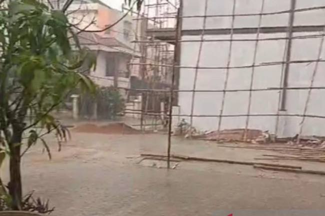 Kondisi hujan di Jalan Rajawali, Kecamatan Pontianak Kota, Kota Pontianak, pada Jumat (4/9/2026) sore. (Foto; Antara/Dedi)