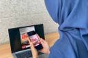 Foto ilustrasi - Konsumen menggunakan paket kuota internet. (Foto: HO-Telkomsel)