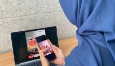 Foto ilustrasi - Konsumen menggunakan paket kuota internet. (Foto: HO-Telkomsel)