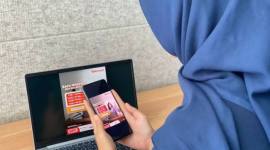 Foto ilustrasi - Konsumen menggunakan paket kuota internet. (Foto: HO-Telkomsel)