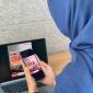 Foto ilustrasi - Konsumen menggunakan paket kuota internet. (Foto: HO-Telkomsel)