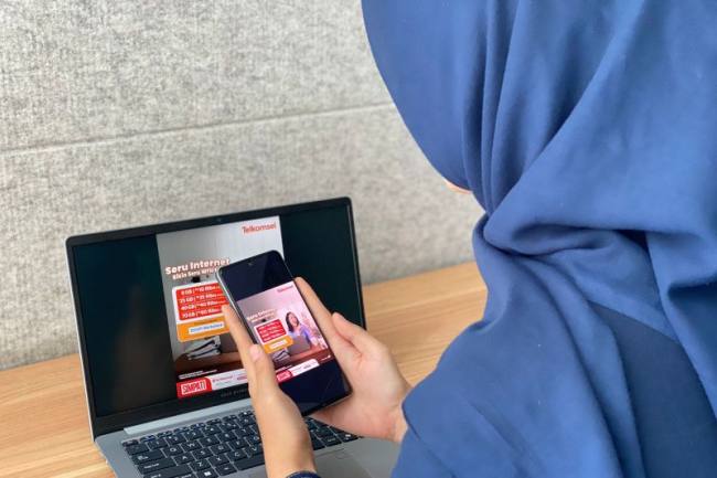 Foto ilustrasi - Konsumen menggunakan paket kuota internet. (Foto: HO-Telkomsel)