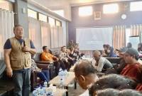 Juru Bicara Owner KMP Virgo Transport 8, Simson Fransiscus Riki (kiri) bertemu dan berdialog dengan para keluarga korban kecelakaan KMP Virgo, di Pelabuhan Trisakti, Banjarmasin, Kalimantan Selatan, Jumat (18/9/2026). (Foto: HO-Antara)