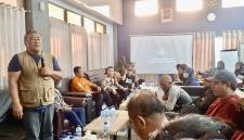 Juru Bicara Owner KMP Virgo Transport 8, Simson Fransiscus Riki (kiri) bertemu dan berdialog dengan para keluarga korban kecelakaan KMP Virgo, di Pelabuhan Trisakti, Banjarmasin, Kalimantan Selatan, Jumat (18/9/2026). (Foto: HO-Antara)