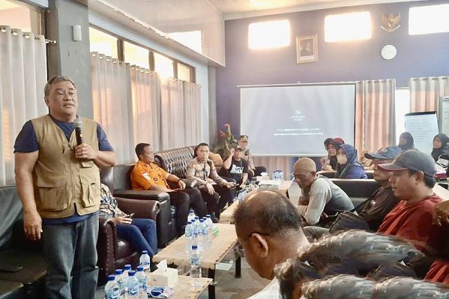 Juru Bicara Owner KMP Virgo Transport 8, Simson Fransiscus Riki (kiri) bertemu dan berdialog dengan para keluarga korban kecelakaan KMP Virgo, di Pelabuhan Trisakti, Banjarmasin, Kalimantan Selatan, Jumat (18/9/2026). (Foto: HO-Antara)