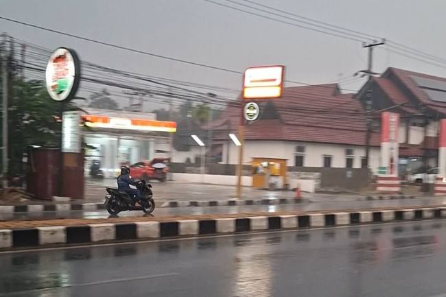 Hujan lebat terjadi di sepanjang Jalan Tjilik Riwut, Palangka Raya, Kalimantan Tengah, Selasa (8/9/2026) petang.(Foto: Kompas.com)