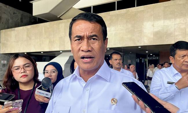 Kepala Bapanas sekaligus Menteri Pertanian Andi Amran Sulaiman menjawab pertanyaan awak media ditemui usai rapat kerja dengan Komisi IV DPR RI di Jakarta, Rabu (16/9/2026). (Foto: Antara/Harianto)