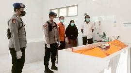 Tim SAR gabungan mengevakuasi satu dari empat jasad yang baru ditemukan dievakuasi ke rumah sakit pada operasi SAR hari ke-18 kecelakaan KM Virgo Transport 8, di RSUD Kabupaten Sukamara, Kalimantan Tengah, Rabu (30/9/2026). (Foto: HO-Basarnas)