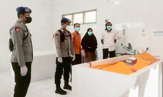Tim SAR gabungan mengevakuasi satu dari empat jasad yang baru ditemukan dievakuasi ke rumah sakit pada operasi SAR hari ke-18 kecelakaan KM Virgo Transport 8, di RSUD Kabupaten Sukamara, Kalimantan Tengah, Rabu (30/9/2026). (Foto: HO-Basarnas)