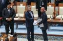 Menteri Keuangan Suahasil Nazara (tengah) bersama Menteri Perencanaan Pembangunan Nasional (PPN)/Kepala Bappenas Rachmat Pambudy (kiri) menerima laporan hasil pembahasan dari Ketua Badan Anggaran (Banggar) DPR Said Abdullah (kanan) pada Rapat Paripurna DPR RI ke-7 Masa Persidangan I Tahun Sidang 2026-2027 di Kompleks Parlemen, Senayan, Jakarta, Selasa (29/9/2026). (Foto: Antara/Asprilla Dwi A)