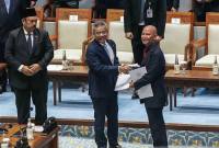 Menteri Keuangan Suahasil Nazara (tengah) bersama Menteri Perencanaan Pembangunan Nasional (PPN)/Kepala Bappenas Rachmat Pambudy (kiri) menerima laporan hasil pembahasan dari Ketua Badan Anggaran (Banggar) DPR Said Abdullah (kanan) pada Rapat Paripurna DPR RI ke-7 Masa Persidangan I Tahun Sidang 2026-2027 di Kompleks Parlemen, Senayan, Jakarta, Selasa (29/9/2026). (Foto: Antara/Asprilla Dwi A)
