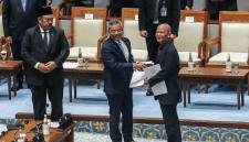 Menteri Keuangan Suahasil Nazara (tengah) bersama Menteri Perencanaan Pembangunan Nasional (PPN)/Kepala Bappenas Rachmat Pambudy (kiri) menerima laporan hasil pembahasan dari Ketua Badan Anggaran (Banggar) DPR Said Abdullah (kanan) pada Rapat Paripurna DPR RI ke-7 Masa Persidangan I Tahun Sidang 2026-2027 di Kompleks Parlemen, Senayan, Jakarta, Selasa (29/9/2026). (Foto: Antara/Asprilla Dwi A)
