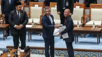 Menteri Keuangan Suahasil Nazara (tengah) bersama Menteri Perencanaan Pembangunan Nasional (PPN)/Kepala Bappenas Rachmat Pambudy (kiri) menerima laporan hasil pembahasan dari Ketua Badan Anggaran (Banggar) DPR Said Abdullah (kanan) pada Rapat Paripurna DPR RI ke-7 Masa Persidangan I Tahun Sidang 2026-2027 di Kompleks Parlemen, Senayan, Jakarta, Selasa (29/9/2026). (Foto: Antara/Asprilla Dwi A)