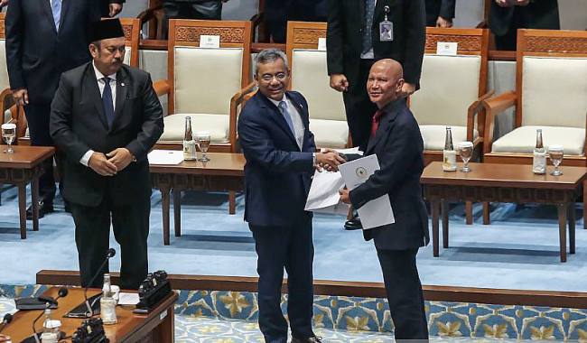 Menteri Keuangan Suahasil Nazara (tengah) bersama Menteri Perencanaan Pembangunan Nasional (PPN)/Kepala Bappenas Rachmat Pambudy (kiri) menerima laporan hasil pembahasan dari Ketua Badan Anggaran (Banggar) DPR Said Abdullah (kanan) pada Rapat Paripurna DPR RI ke-7 Masa Persidangan I Tahun Sidang 2026-2027 di Kompleks Parlemen, Senayan, Jakarta, Selasa (29/9/2026). (Foto: Antara/Asprilla Dwi A)
