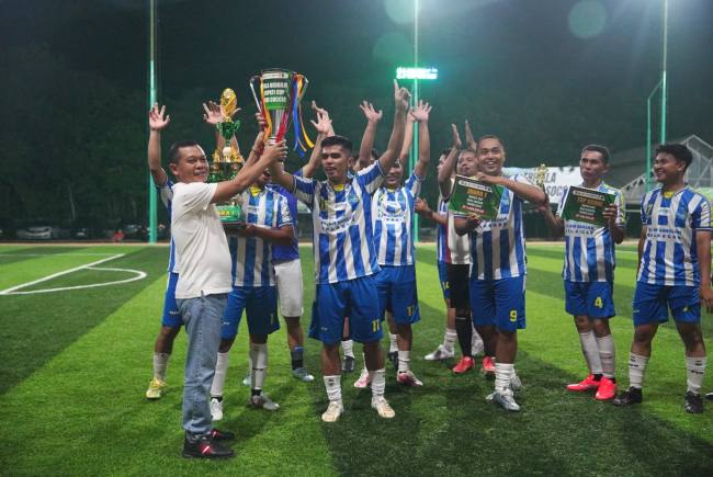 PDAM Balangan keluar sebagai juara Turnamen Mini Soccer Bupati Cup setelah mengalahkan PGRI dengan skor 6-2 pada laga final di Lapangan Trivela Mini Soccer, Kecamatan Paringin Selatan, Sabtu (15/8/2026). - Foto: MC Balangan