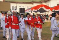 Prosesi penurunan bendera dijalankan Pasukan Pengibar Bendera Pusaka (Paskibraka) Kabupaten Balangan dengan formasi Pradipta Baswara yang dimaknai sebagai cahaya dalam keteladanan, teduh dalam pengayoman, dan terang dalam pengabdian. Salah satu anggota Paskibraka yang mendapat tugas dalam prosesi tersebut adalah Fitri Sriwidya Handayani, siswi SMA Negeri 1 Awayan. Baginya, tugas sebagai pembawa baki menjadi salah satu pengalaman berkesan selama mengikuti Paskibraka Kabupaten Balangan. - Foto: MC Balangan