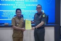 Penyerahan legal opinion tanpa permohonan kepada Pemerintah Kabupaten Balangan terkait tata cara pengadaan tanah untuk keperluan desa di Kabupaten Balangan, Selasa (18/8/2026). - Foto: MC Balangan