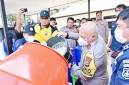 Kapolda Kalsel Irjen Pol Dr Rosyanto Yudha Hermawan saat proses produksi cairan surfaktan di Mako Satuan Brimob Polda Kalsel di Banjarbaru. (Foto: HO-Antara)