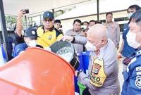 Kapolda Kalsel Irjen Pol Dr Rosyanto Yudha Hermawan saat proses produksi cairan surfaktan di Mako Satuan Brimob Polda Kalsel di Banjarbaru. (Foto: HO-Antara)