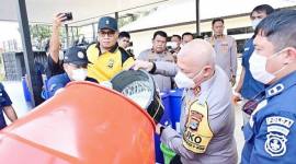 Kapolda Kalsel Irjen Pol Dr Rosyanto Yudha Hermawan saat proses produksi cairan surfaktan di Mako Satuan Brimob Polda Kalsel di Banjarbaru. (Foto: HO-Antara)