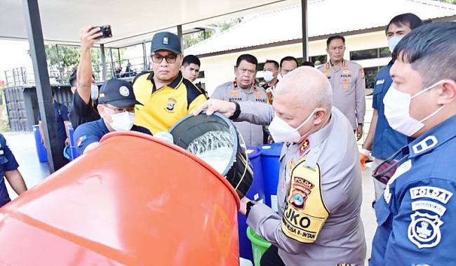 Kapolda Kalsel Irjen Pol Dr Rosyanto Yudha Hermawan saat proses produksi cairan surfaktan di Mako Satuan Brimob Polda Kalsel di Banjarbaru. (Foto: HO-Antara)