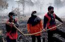 Wabup Kotim Irawati (tengah) saat mendukung langsung penanganan karhutla di lapangan, Sampit beberapa waktu lalu. (Foto: Antara/Devita Maulina)