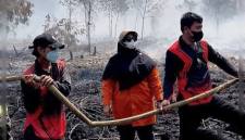 Wabup Kotim Irawati (tengah) saat mendukung langsung penanganan karhutla di lapangan, Sampit beberapa waktu lalu. (Foto: Antara/Devita Maulina)