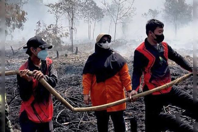 Wabup Kotim Irawati (tengah) saat mendukung langsung penanganan karhutla di lapangan, Sampit beberapa waktu lalu. (Foto: Antara/Devita Maulina)