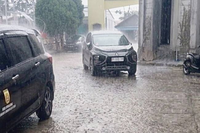 Hujan membasahi wilayah Kecamatan Liang Anggang, Kota Banjarbaru, beberapa waktu lalu. (Foto: HO-MC Kominfo Banjarbaru)
