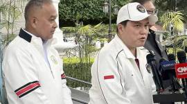 Menteri Pemuda dan Olahraga (Menpora) Erick Thohir (tengah) memberikan keterangan pers selepas acara pelepasan Kontingen Garuda oleh Presiden Prabowo Subianto di kompleks Istana Kepresidenan RI, Jakarta, Rabu (9/9/2026). (Foto: Antara/Genta Tenri M)