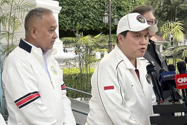 Menteri Pemuda dan Olahraga (Menpora) Erick Thohir (tengah) memberikan keterangan pers selepas acara pelepasan Kontingen Garuda oleh Presiden Prabowo Subianto di kompleks Istana Kepresidenan RI, Jakarta, Rabu (9/9/2026). (Foto: Antara/Genta Tenri M)