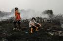 Petugas beristirahat sejenak saat pemadaman kebakaran lahan gambut di Kecamatan Pahandut, Palangka Raya, Kalimantan Tengah, Rabu (2/9/2026). (Foto: Antara/Auliya Rahman)