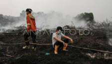Petugas beristirahat sejenak saat pemadaman kebakaran lahan gambut di Kecamatan Pahandut, Palangka Raya, Kalimantan Tengah, Rabu (2/9/2026). (Foto: Antara/Auliya Rahman)