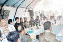 Kepala BNPB Letnan Jenderal TNI Suharyanto menyampaikan laporan terkini penanggulangan karhutla kepada Wakil Presiden RI Gibran Rakabuming Raka saat rapat koordinasi di Pos Pantau Karhutla di Guntung Damar Banjarbaru, Kamis (10/9/2026). (Foto: HO-Antara)