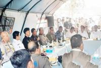 Kepala BNPB Letnan Jenderal TNI Suharyanto menyampaikan laporan terkini penanggulangan karhutla kepada Wakil Presiden RI Gibran Rakabuming Raka saat rapat koordinasi di Pos Pantau Karhutla di Guntung Damar Banjarbaru, Kamis (10/9/2026). (Foto: HO-Antara)