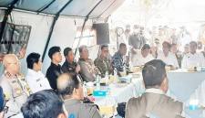Kepala BNPB Letnan Jenderal TNI Suharyanto menyampaikan laporan terkini penanggulangan karhutla kepada Wakil Presiden RI Gibran Rakabuming Raka saat rapat koordinasi di Pos Pantau Karhutla di Guntung Damar Banjarbaru, Kamis (10/9/2026). (Foto: HO-Antara)