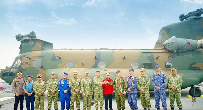 Wakil Gubernur Kalbar Krisantus kurniawan menyambut kedatangan kapal kenegaraan Jepang, JS Kunisaki, yang membawa personel dan peralatan pendukung dalam misi kemanusiaan Humanitarian Assistance and Disaster Relief (HADR) untuk membantu penanganan Kebakaran Hutan dan Lahan (Karhutla) di Kalimantan Barat di Pelabuhan Internasional Kijing, Kamis (10/9/2026). (Foto: HO-Prokopim Kalbar)