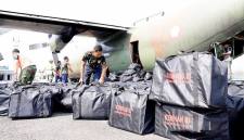 Bantuan Kemenhan dan Puskes TNI AU yang dibawa pesawat Hercules TNI Angkatan Udara A-1328 dan tiba di Apron Lanud Sjamsudin Noor. (Foto: HO-Antara)
