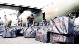 Bantuan Kemenhan dan Puskes TNI AU yang dibawa pesawat Hercules TNI Angkatan Udara A-1328 dan tiba di Apron Lanud Sjamsudin Noor. (Foto: HO-Antara)