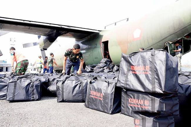 Bantuan Kemenhan dan Puskes TNI AU yang dibawa pesawat Hercules TNI Angkatan Udara A-1328 dan tiba di Apron Lanud Sjamsudin Noor. (Foto: HO-Antara)