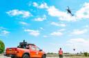 Personel Lanud Sjamsudin Noor siap siaga saat helikopter water bombing lepas landas untuk operasi karhutla. (Foto: HO-Antara)