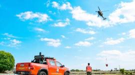 Personel Lanud Sjamsudin Noor siap siaga saat helikopter water bombing lepas landas untuk operasi karhutla. (Foto: HO-Antara)