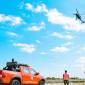 Personel Lanud Sjamsudin Noor siap siaga saat helikopter water bombing lepas landas untuk operasi karhutla. (Foto: HO-Antara)